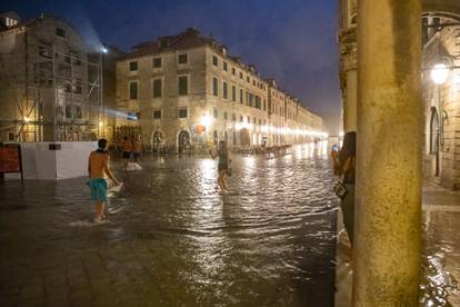 Stradun u Dubrovniku nakon obilne kiše postao kupalište