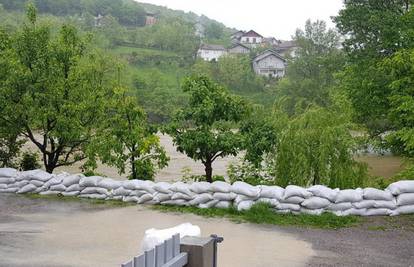 Ne prestaje padati kiša: Rijeka Una se izlila na više lokacija...