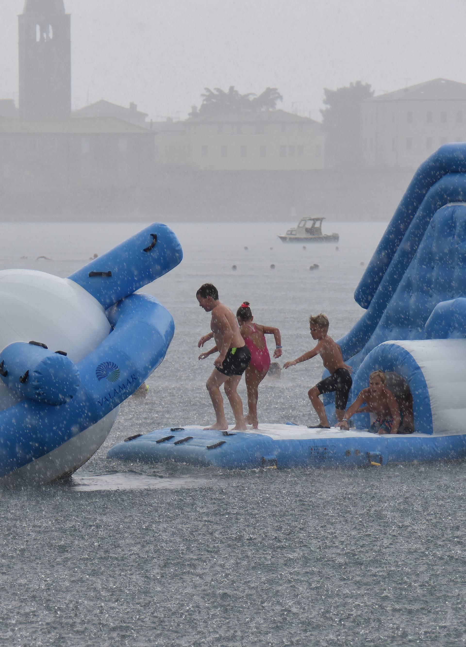 PoreÄ: Mladi uÅ¾ivali u kupanju tijekom kiÅ¡e