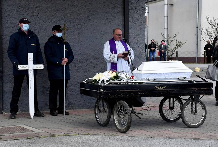 Pogreb djevojčice Nikoll na gradskom groblju u Novoj Gradiški