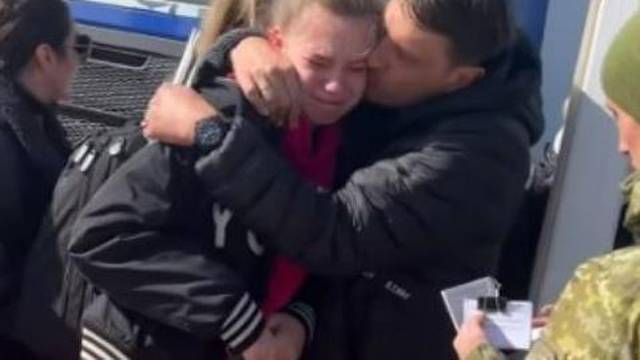 VIDEO 'Mama, tata, volim vas najviše!' Tenisačica u suzama napustila roditelje u okupaciji