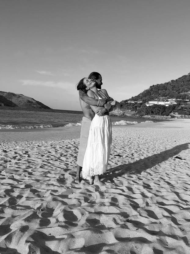 Bikini, tange i savršena figura: Tatjana Dragović ostavlja bez daha na pragu 50-te godine