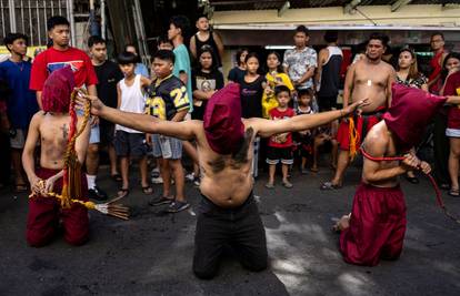 Moderni flagelanti: Pogledajte kako Filipinci slave Isusa. Bičuju se i nose krune od trnja!