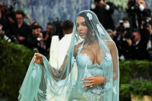 FOTO Georgina sve iznenadila! Na Cannes do&scaron;la kao plavu&scaron;a. Pogledajte kako sada izgleda...