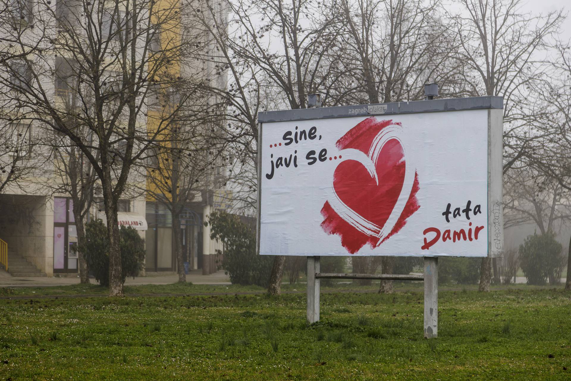 Zagreb: Misteriozni plakat "...sine, javi se..."