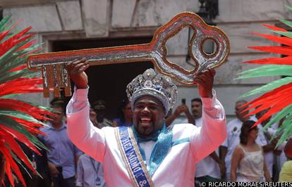 "Rei Momo" receives the Rio de Janeiro's ceremonial key from the city Mayor Eduardo Paes