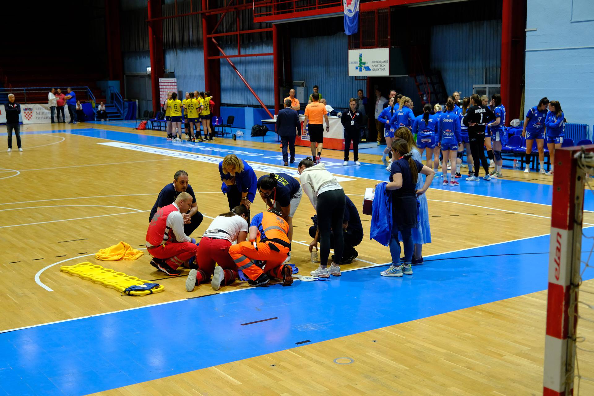 Rukometašica nepomično leži nakon ozljede na utakmici Lokomotiva - Umag