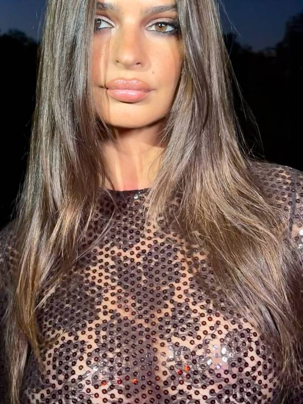 FOTO Emily Ratajkowski u uskoj prozirnoj haljini pokazala grudi i tange, sve joj se vidi...