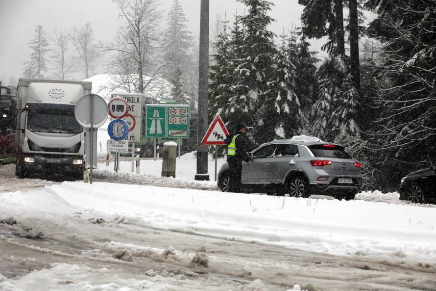 Delnice: Snijeg otežava promet kroz Gorski kotar