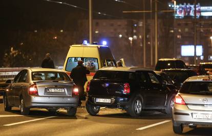 Lančani sudar  četiri auta na Jadranskom mostu u Zagrebu
