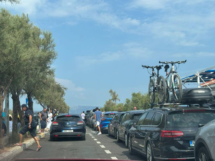 FOTO Gužve na autocestama: Kod Bosiljeva kolona od pet km