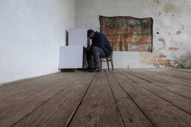 Škola u Željeznom Žumberačkom odavno se ne koristi, ali danas je otvorena zbog izbora