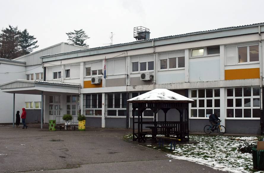 21.11.2025-. Sisak - OS Braca Ribar u cijoj se blizini danas dogodila pucnjava.