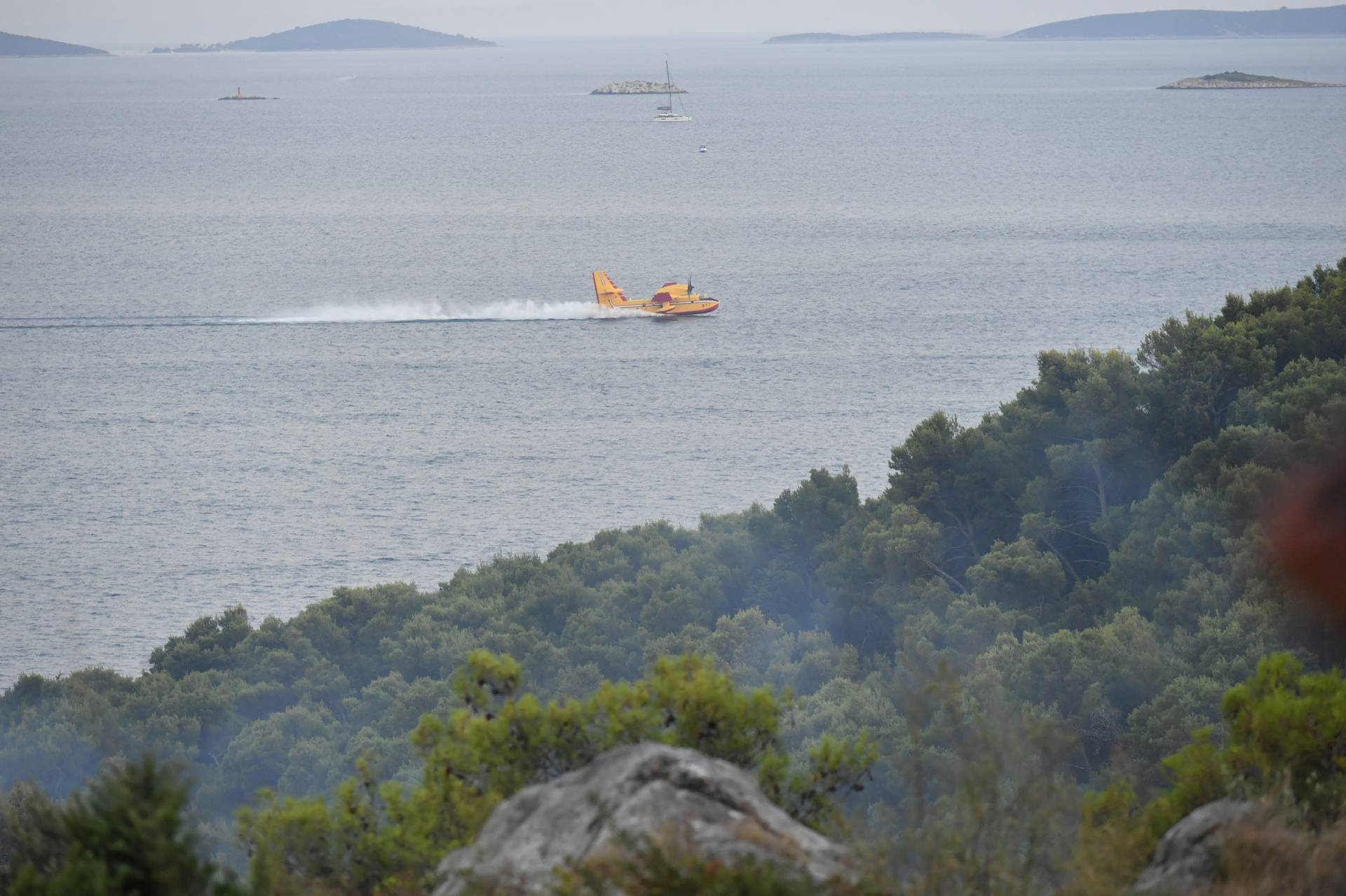 U blizini Trogira izbio požar, u gašenju pomažu i tri protupožarna aviona