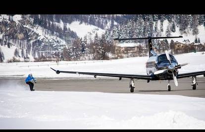 Privezao snowboard za avion i 'poletio' brzinom od 125 km/h