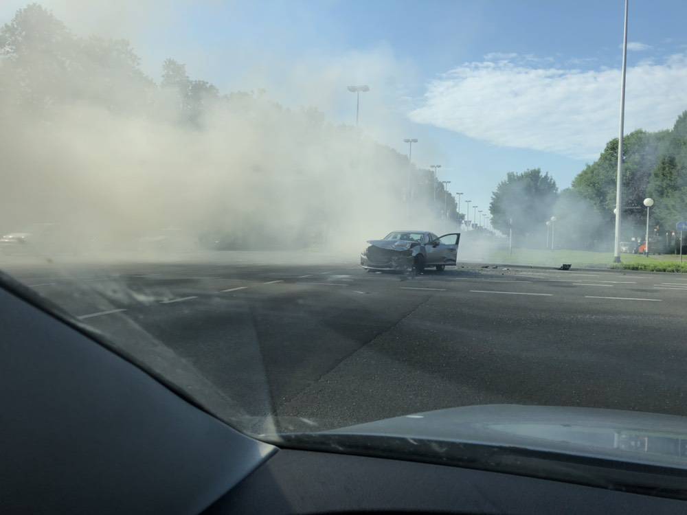 Teška prometna u Dugavama: Auto se zapalio nakon sudara