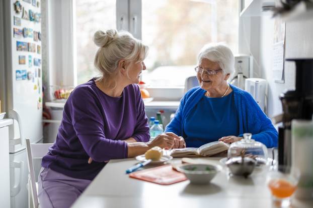 Woman,Spending,Time,With,Her,Elderly,Mother,At,Home