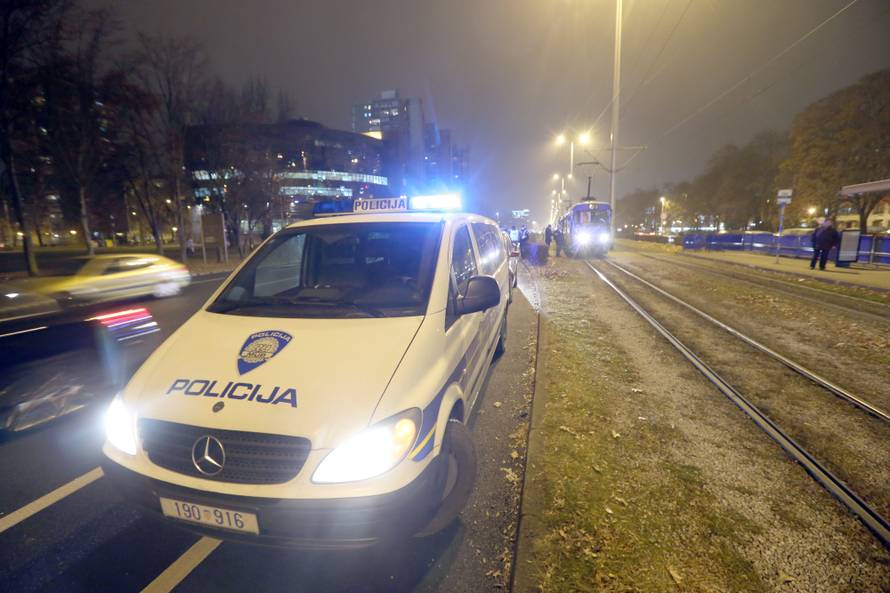 U Zagrebu tramvaj naletio na ženu dok je pretrčavala prugu