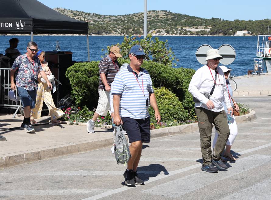 Turisti sa kruzera Viking sea razgledavaju Šibenik
