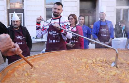 U Splitu građanima podijeljeno pet tisuća porcija bakalara i fritula