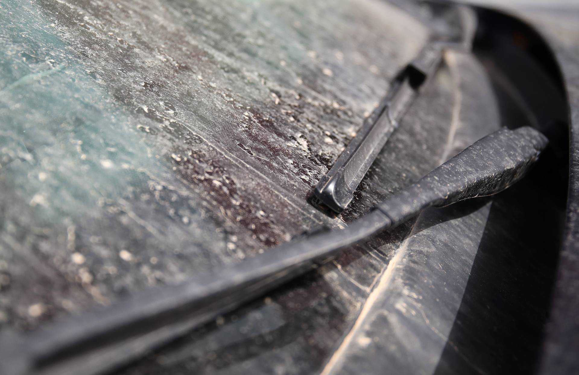 Zagreb: Čestice pustinjskog pijeska preko noći prekrile automobile