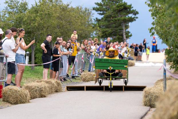 Senj: Održana 1. Senjska maškarana utrka 'Gravity race Senj 2025' podno tvrđave Nehaj