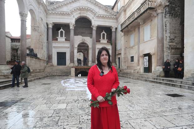 Split: Ana Fridrih Lekić među moliteljima na Peristilu izvela svoj performans