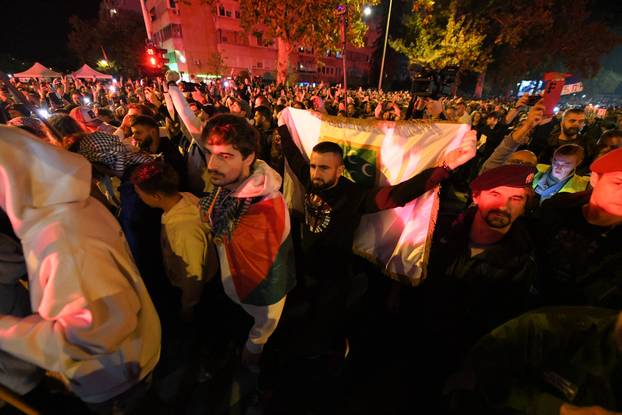 Veliki broj građana u Novom Sadu, dočekuje studente