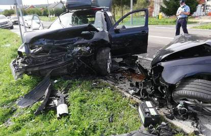 Frontalni sudar dva auta blizu Korenice: Iz motora su sukljali dim i vatra, jedan poginuli