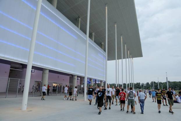 Osijek: Navijači se okupljaju ispred novoizgrađene Opus Arene uoči utakmice NK Osijek - Slaven Belupo