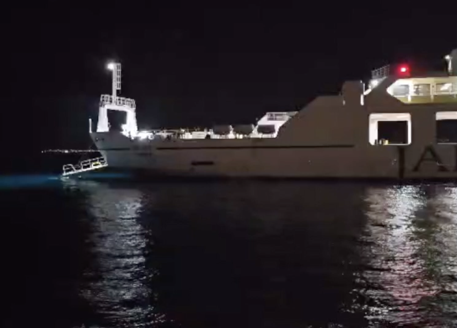 VIDEO Rampa trajekta pala u more, putnici u šoku: 'Čekali smo u autima i samo je pala!'