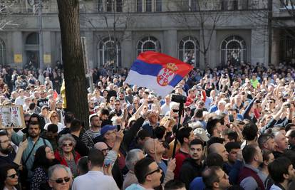 Opet kaos u Beogradu: Ispred Skupštine žene pale u nesvijest