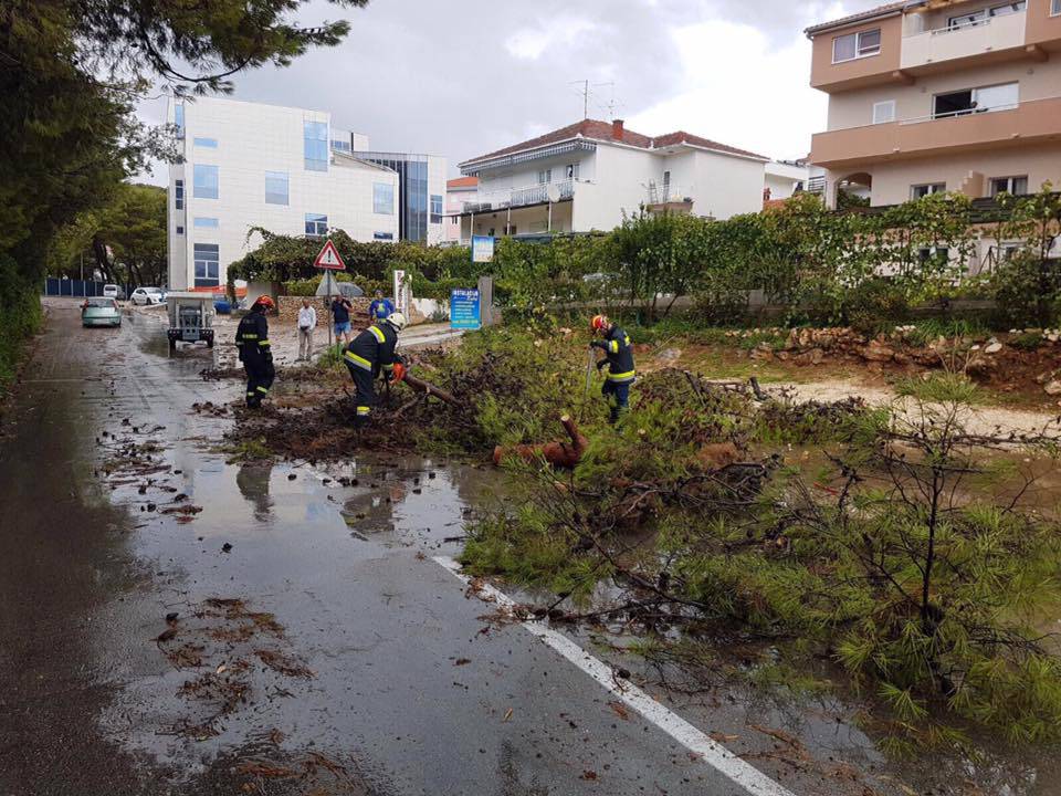 Jaka kiša poplavila Trogir, na Čiovu je pijavica rušila stupove