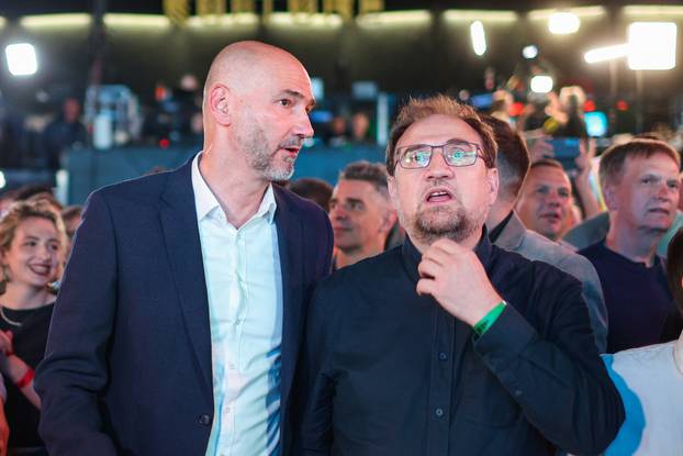 Zagreb: Oduševljenje u stožeru stranke Možemo! i SDP-a nakon prvih rezultata