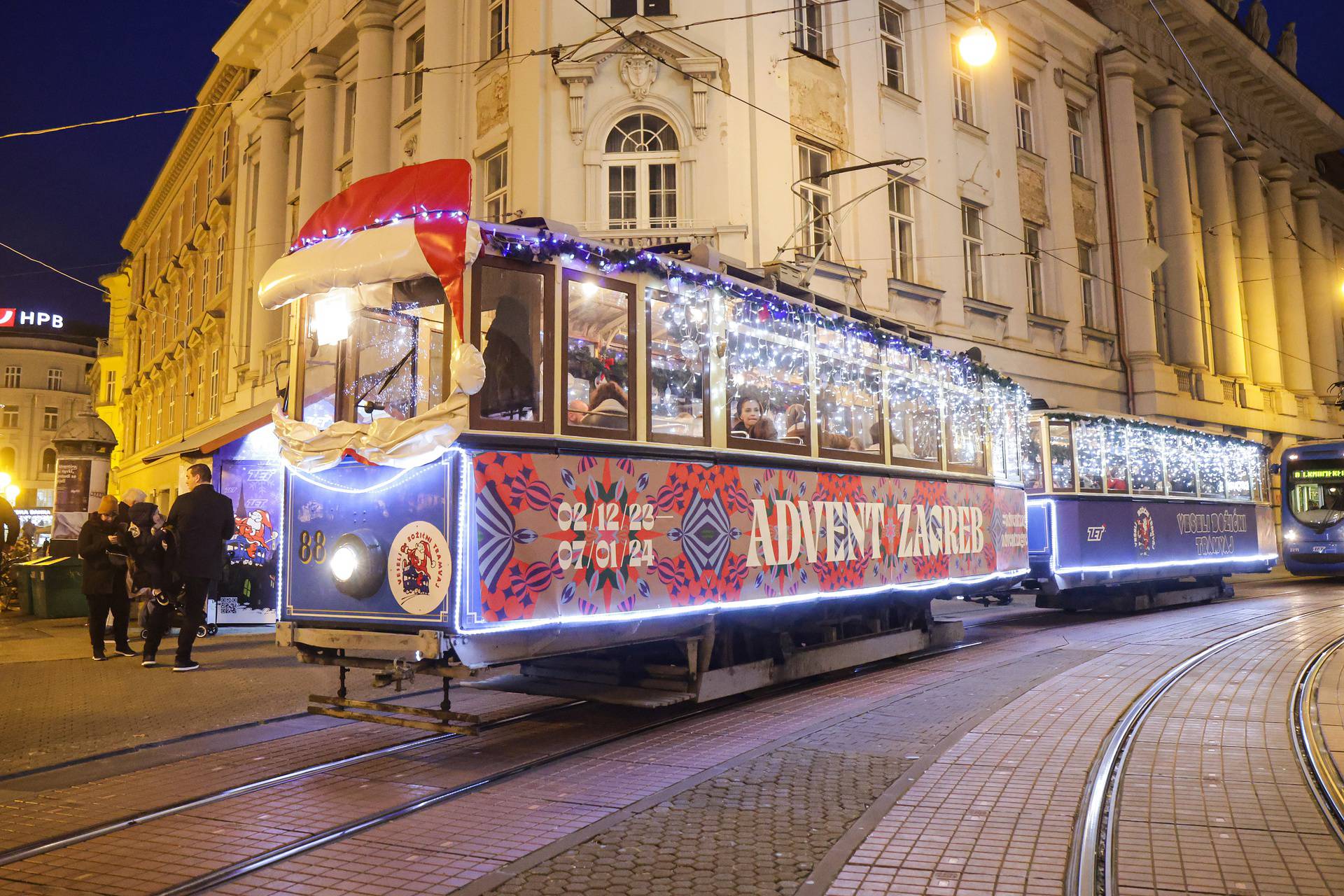 Zagreb: Veseli božićni tramvaj vozi centrom grada