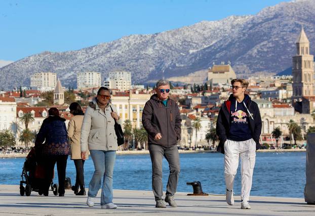 Zubato sunce u Splitu izmamilo je brojne šetače