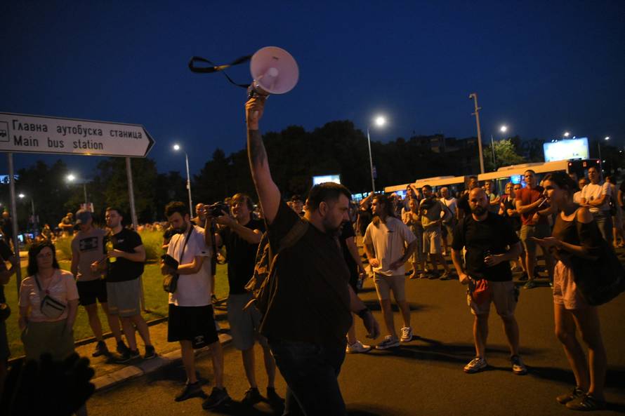 Beograd: Prosvjed pod geslom "Nismo mi vreće za udaranje", nakon sto je policija je sinoć upotrijebila prekomjernu silu nad građanima