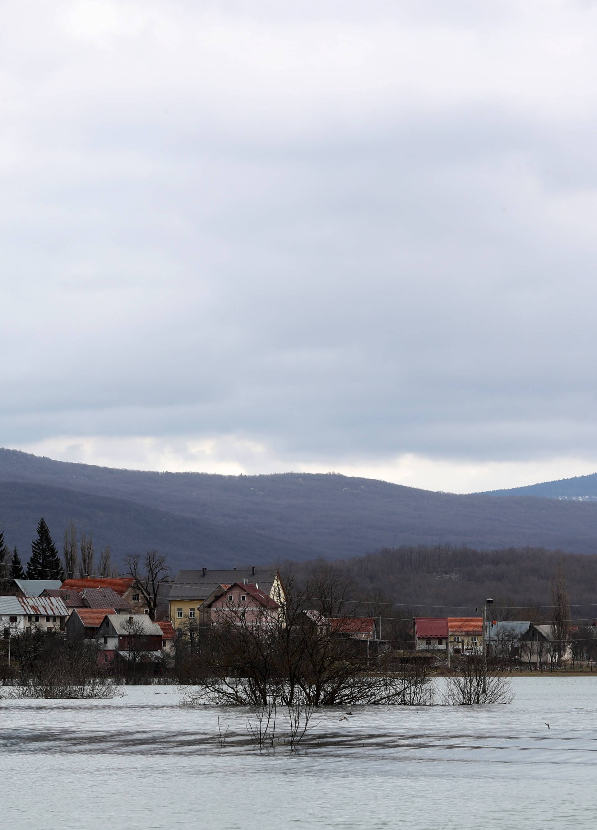 Izlila se Lika i poplavila Kosinj: U Jasenovcu se grade nasipi...