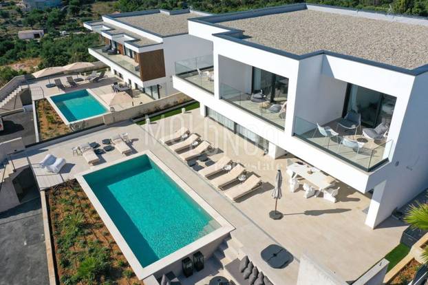 Opa! Vila na Pagu opremljena je tako da ni ne morate na plažu