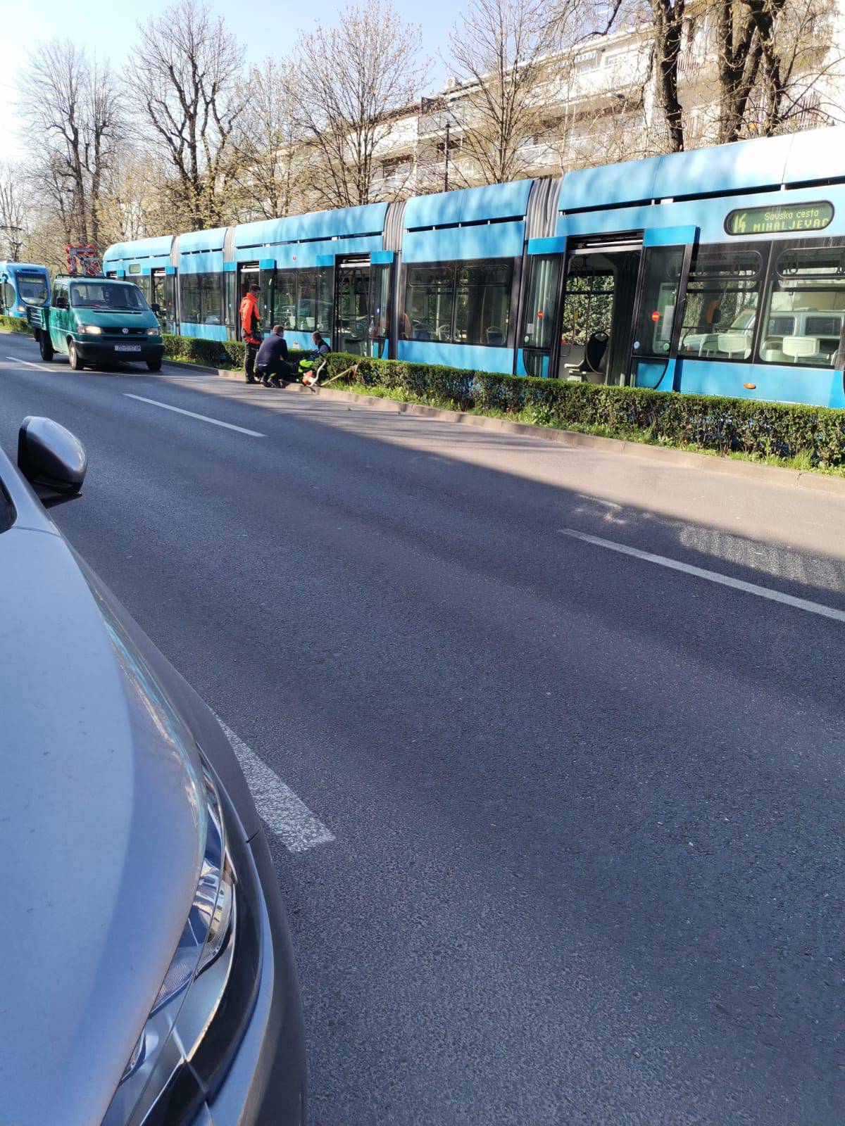 Tramvaj udario radnika koji je kosio kraj ceste: 'Pao je i počeo vrištati, a onda se onesvijestio'