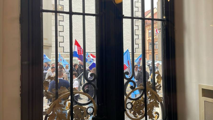 HDZ i partneri su predali liste, mladež HDZ-a ih je čekala ispred Sabora sa zastavama