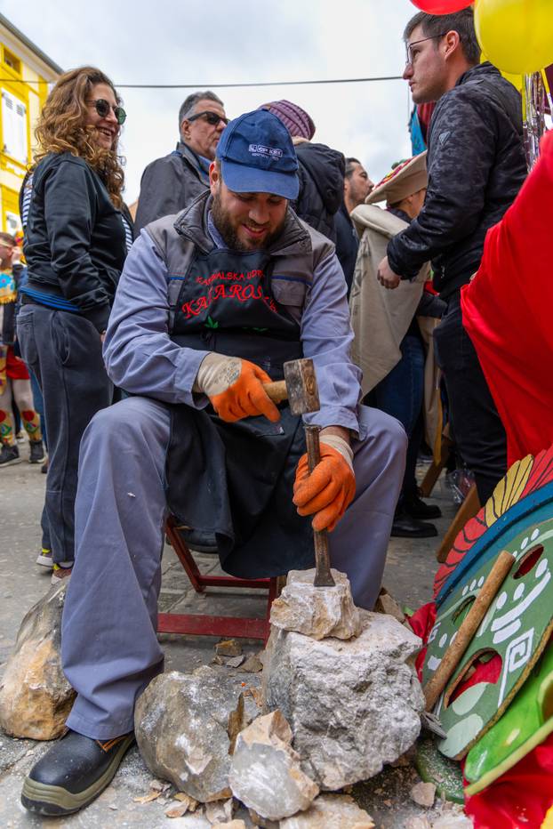 FOTO Omišljani uživali u 'bljak' klopi: Juha od kamika, rozi na bljak, šporka bruschetta...