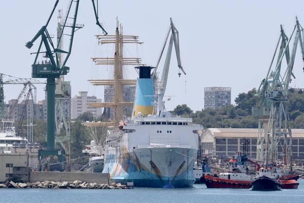 Split: Uplovljavanje broda s azbestom Moby Drea u splitski škver