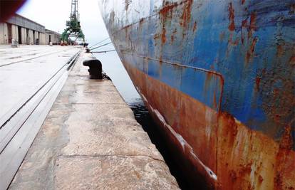Kapetan je bio pijan: Teretni brod udario u obalu u Splitu