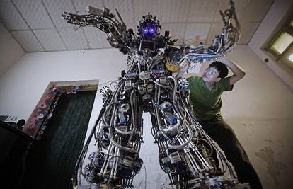 Nije lijep, ali je fantastičan: Od žica i otpada napravio robota