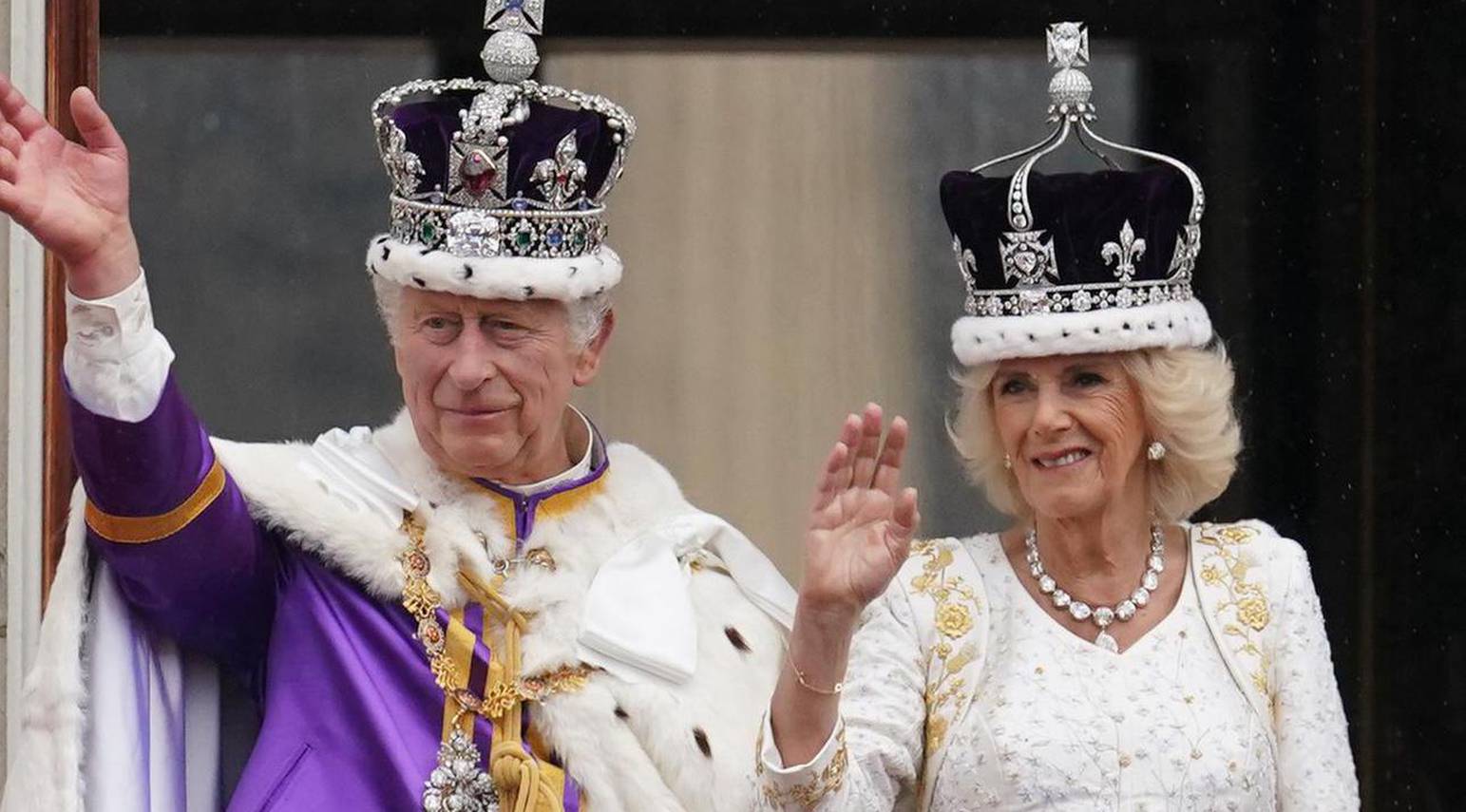 Kralj Charles III I kraljica  Camilla s balkona pala?e pozdravili okupljene
