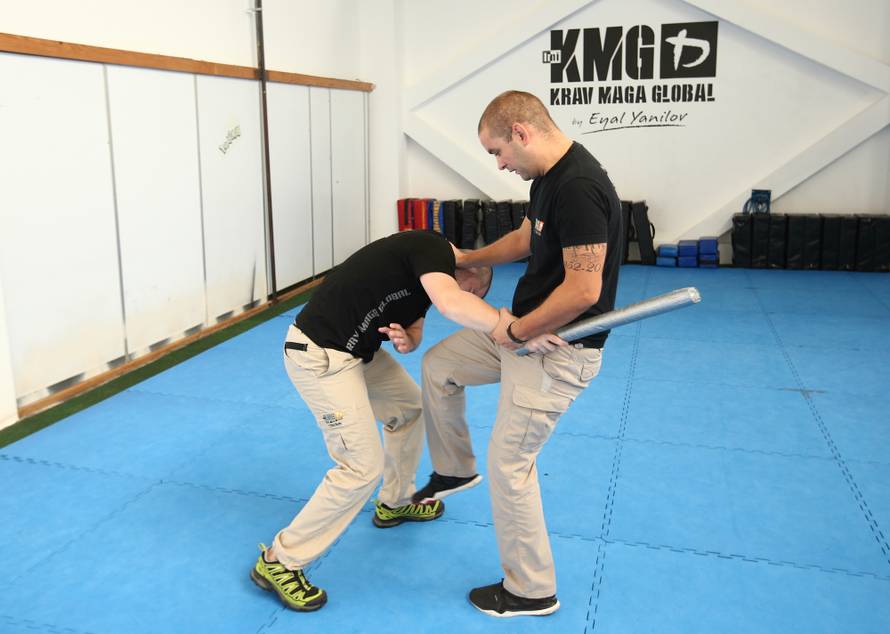 Naučite se spasiti od napada palicom, nožem i pištoljem!