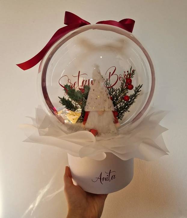 Naši umjetnici i dizajneri nude ukrase za Božić: Šalice se zlate, a vezeni vijenci su najtraženiji