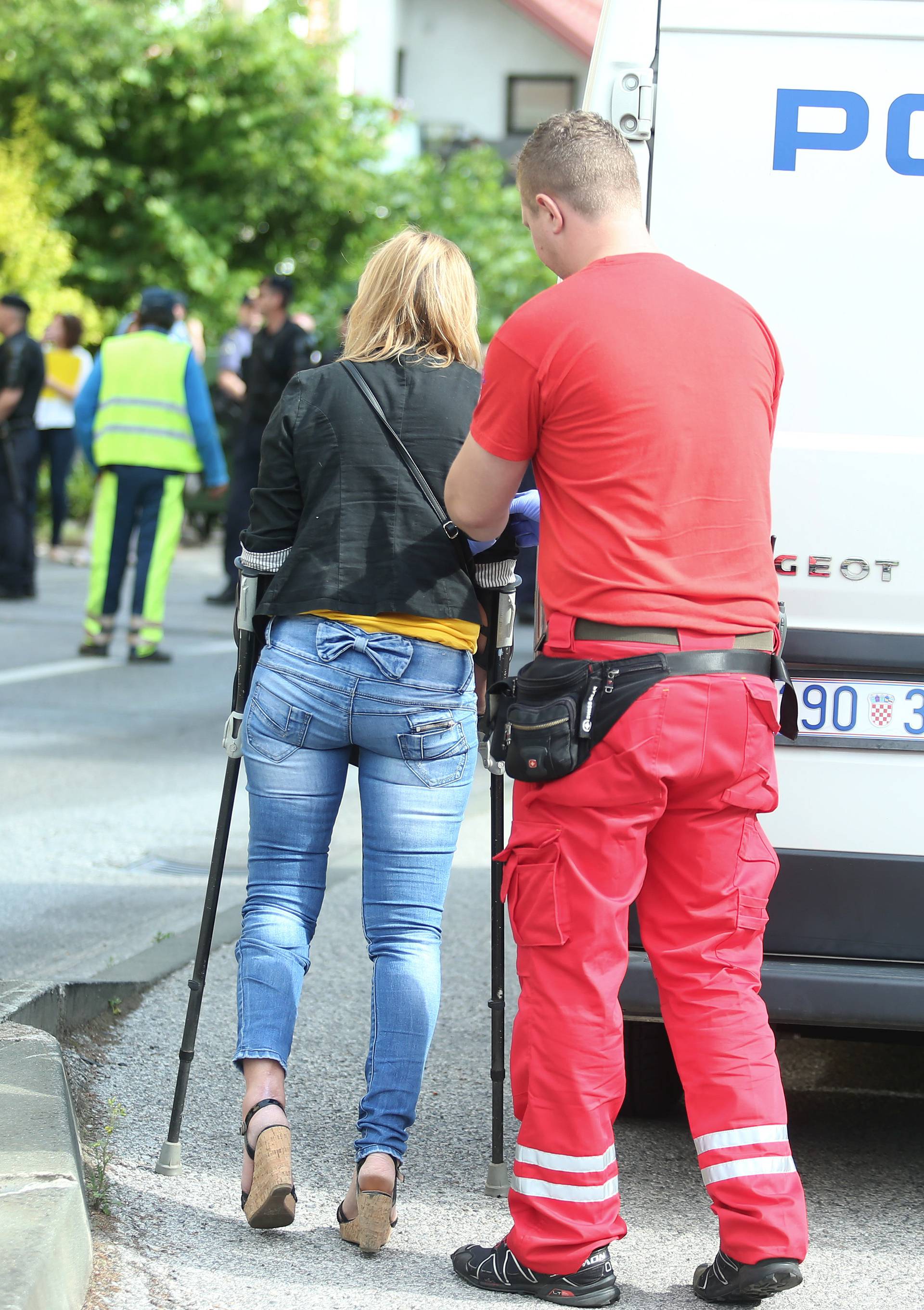 Kaos na deložaciji u Zagrebu: Policajci odnosili prosvjednike