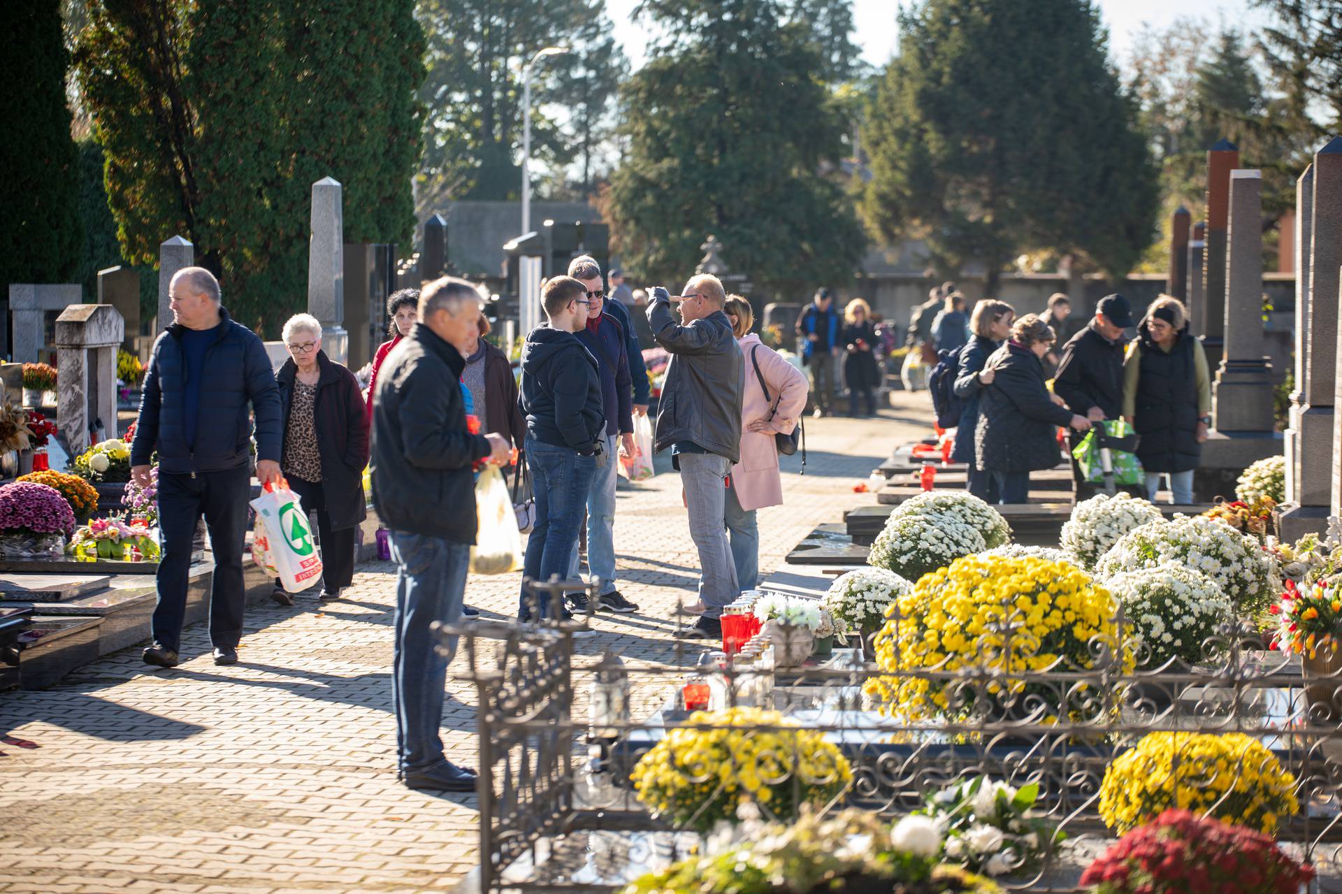 Osijek: Gužve na grobljima povodom blagdana Svi sveti